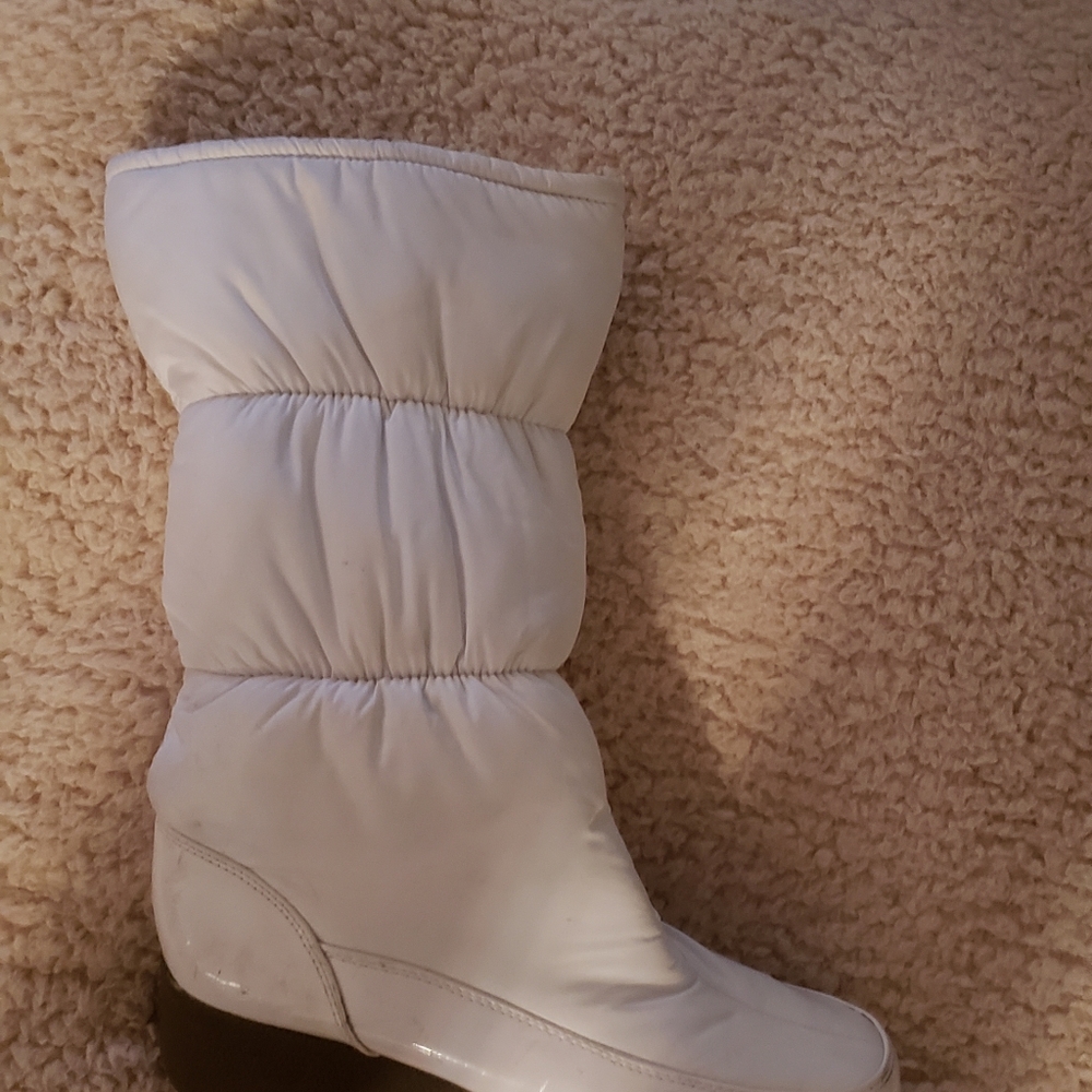 White snow tote boots